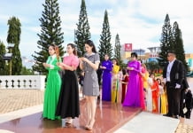Thí sinh Hoa hậu Doanh nhân Du lịch Biển 2023 dâng hương tưởng nhớ các anh hùng liệt sĩ
