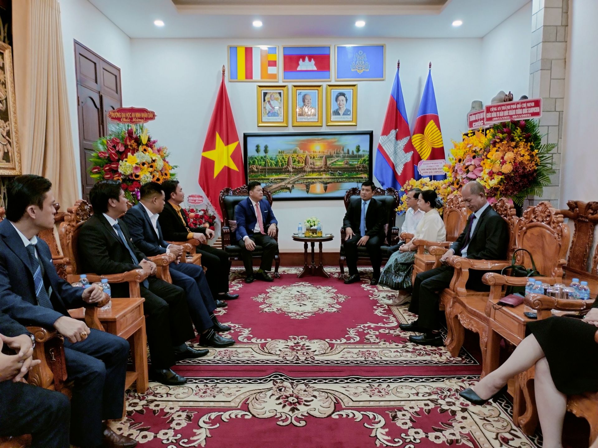 Đoàn đến thăm và chúc mừng Tổng Lãnh sự quán Campuchia tại TP.HCM.