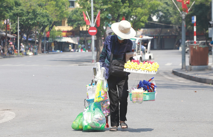 Hà Nội nắng nóng như đổ lửa, nhiệt độ chạm mốc 40 độ C