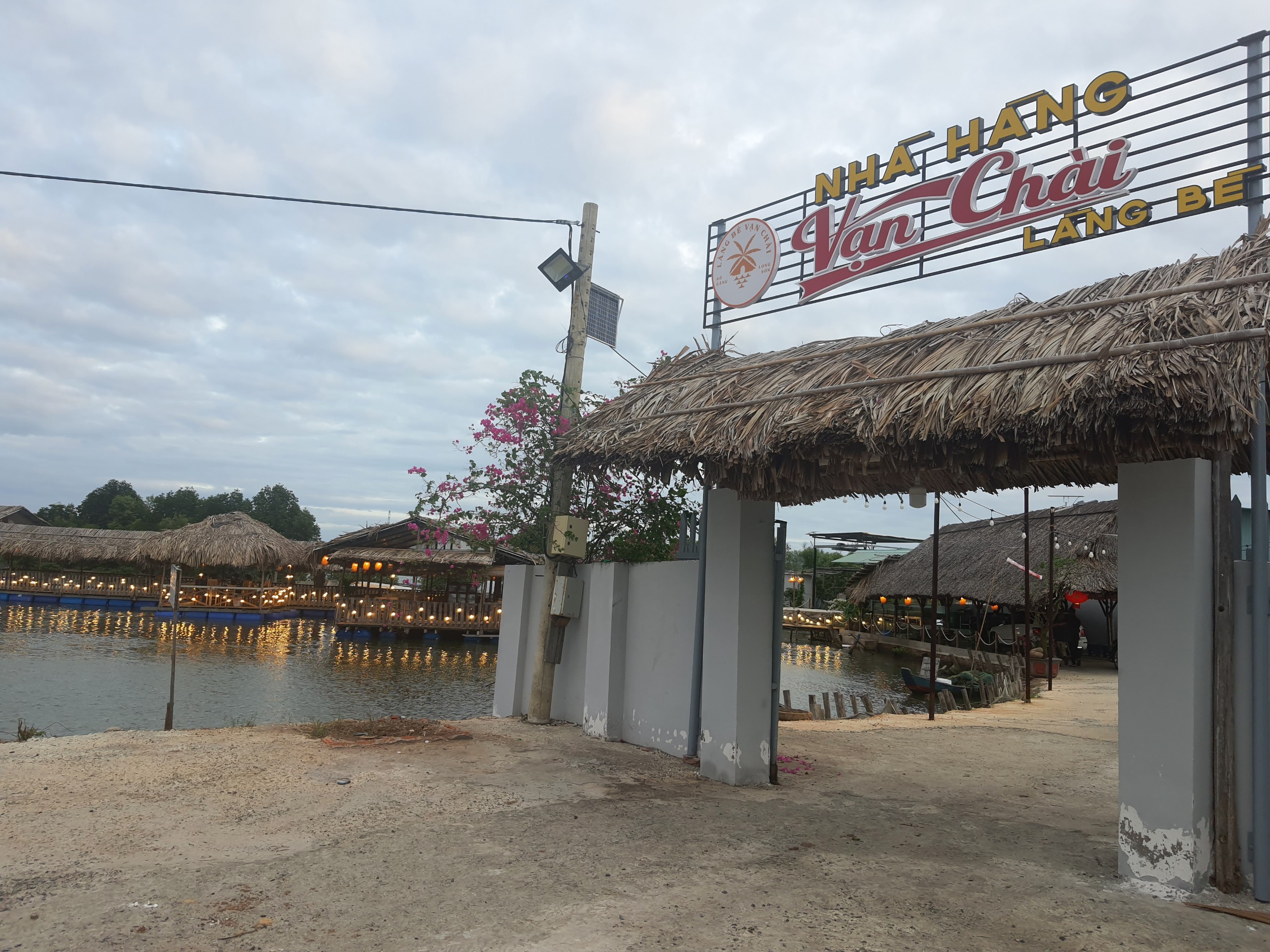 Nhà hàng Vạn Chài - Địa điểm ẩm thực ven biển lý tưởng khi đến Vũng Tàu  