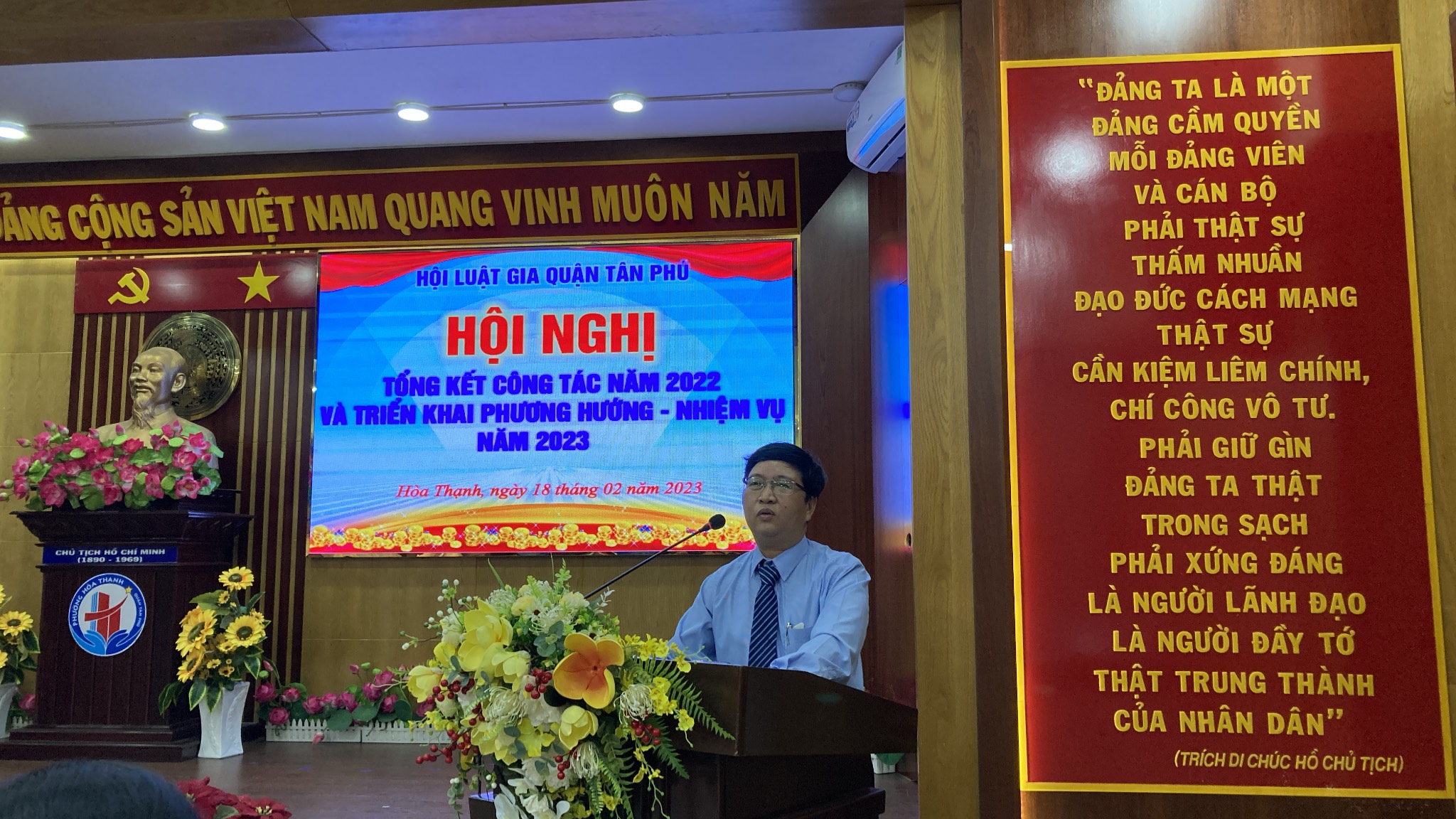 Luật sư Vũ Quốc Toản hội viên Hội Luật gia quận Tân Phú đóng góp ý kiến.