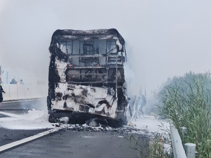 Xe khách chở 34 người cháy ngùn ngụt trên tuyến cao tốc Phan Thiết - Dầu Giây