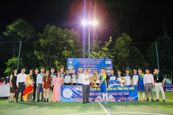 Bế mạc giải bóng đá CLB Doanh nhân Hà Tĩnh Phía Nam tranh cúp One Fin