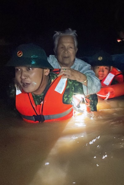 Tiếng kêu cứu trắng đêm của người Đà Nẵng bị ngập trong mưa lịch sử