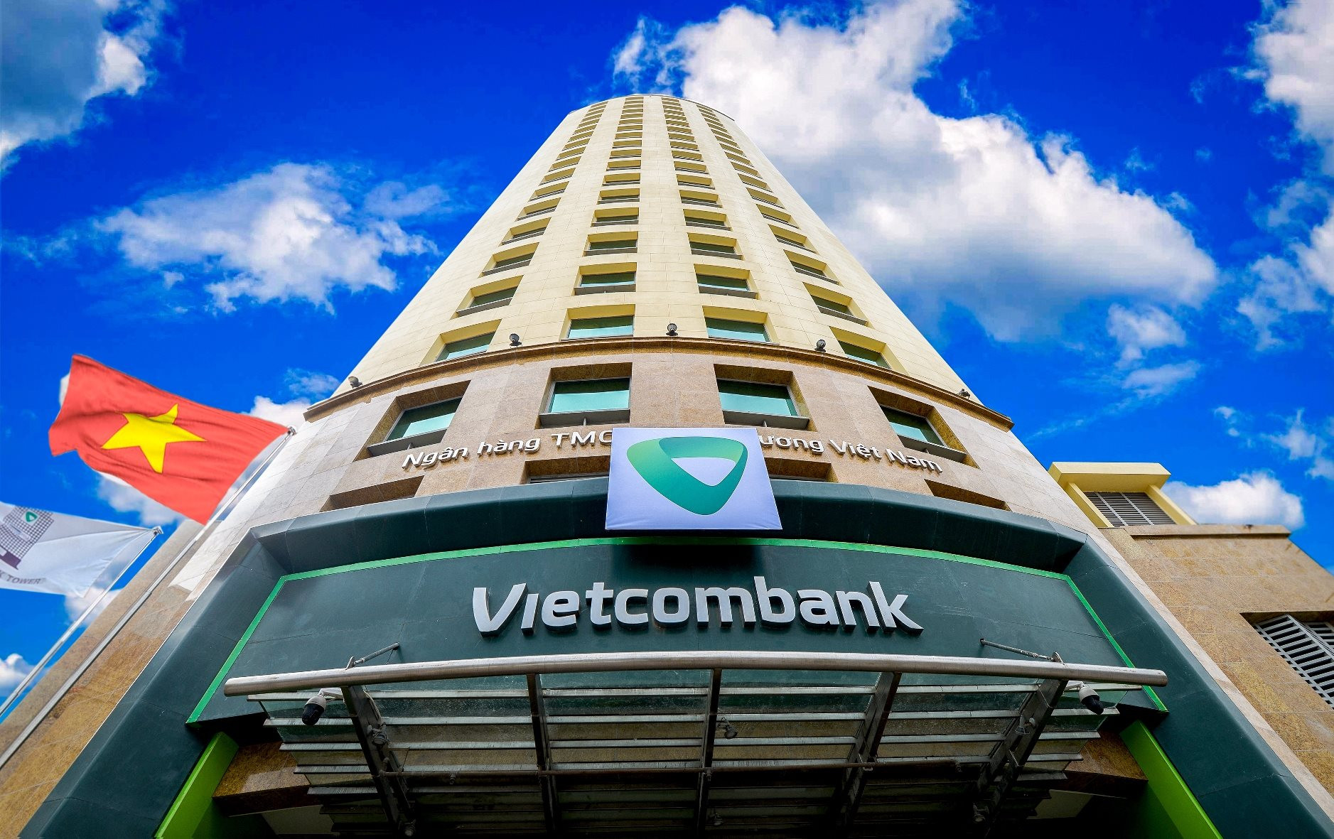 Vietcombank bất ngờ giảm lãi suất tới 1%/năm cho tất cả các khoản vay VNĐ của khách hàng cá nhân và doanh nghiệp