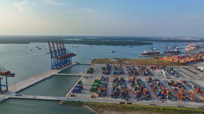 Cận cảnh siêu tàu container lớn nhất thế giới tại Bà Rịa - Vũng Tàu