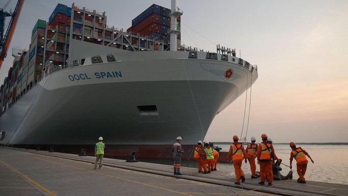 Cận cảnh siêu tàu container lớn nhất thế giới tại Bà Rịa - Vũng Tàu
