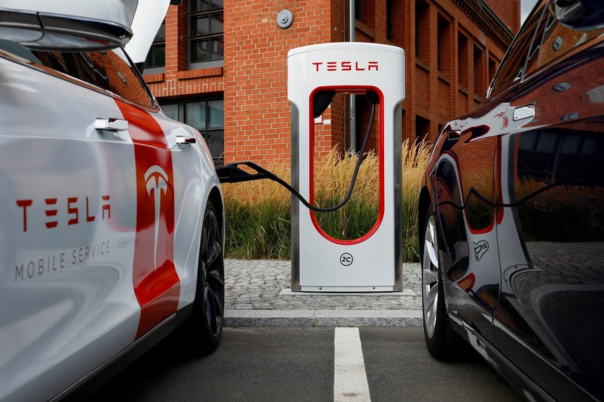 Cú bắt tay giữa Tesla và Ford khiến ngành xe điện dậy sóng