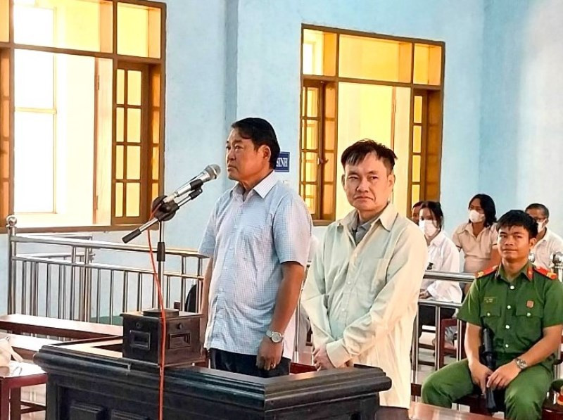 Bị cáo Nguyễn Tư Sơn và Trương Quý Sửu tại phiên tòa sáng nay. Ảnh: CTV